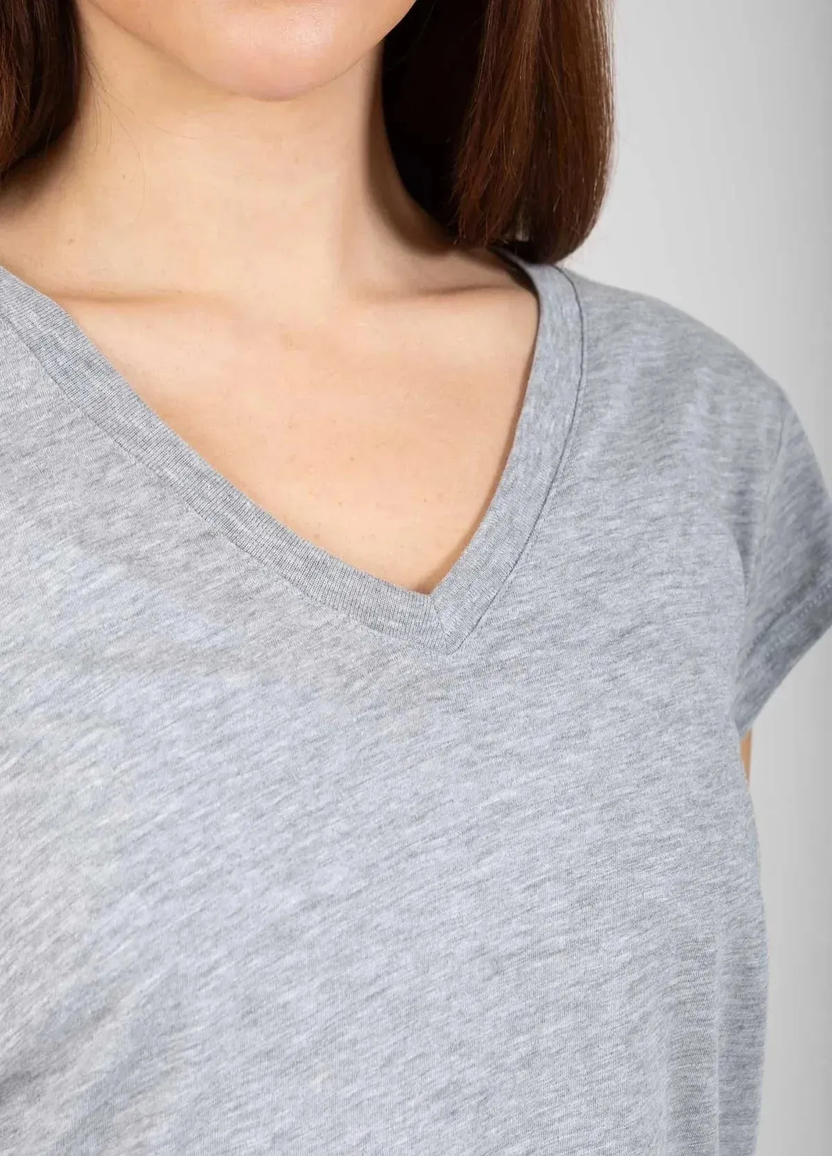 CC Heart Basic V-neck T-shirt in Light Grey - Image 3