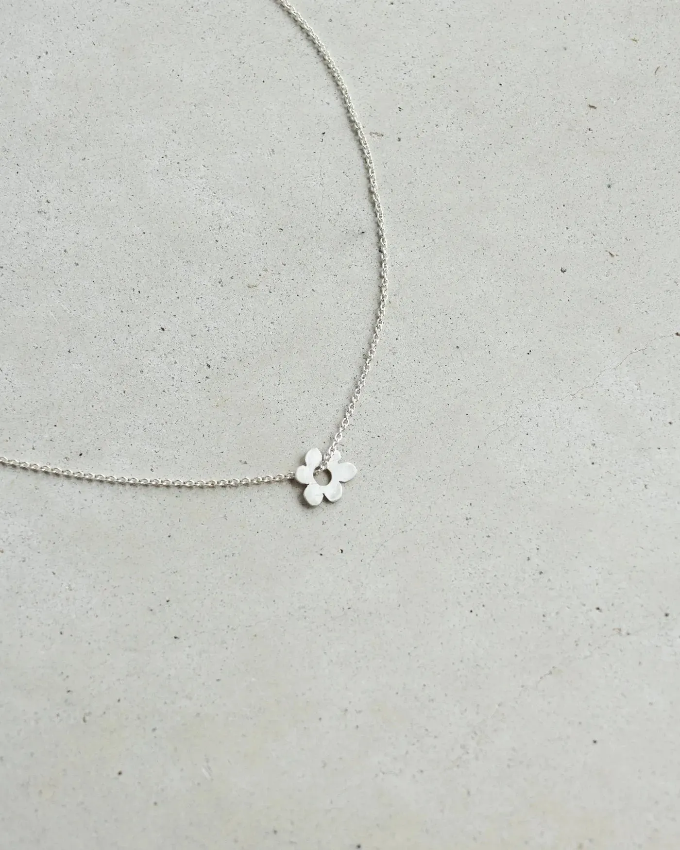 Argent Silversmith Holt Daisy Silver Neckace in 925 Recycled Sterling Silver - Image 4